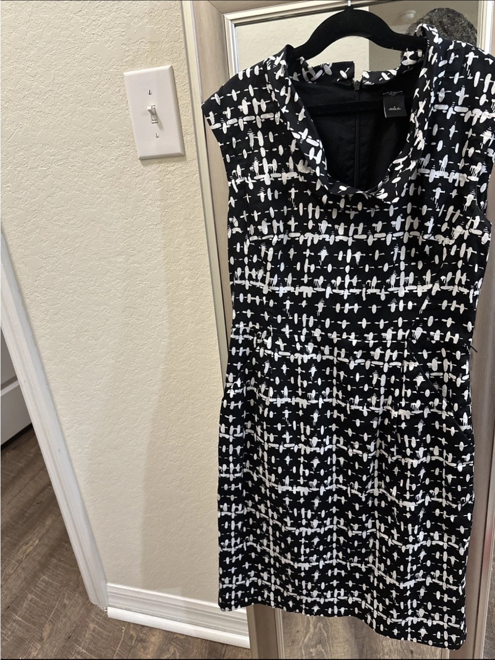 Ann Taylor Black & White Patterned Sleeveless Dress- size 2 - Picture 2 of 8
